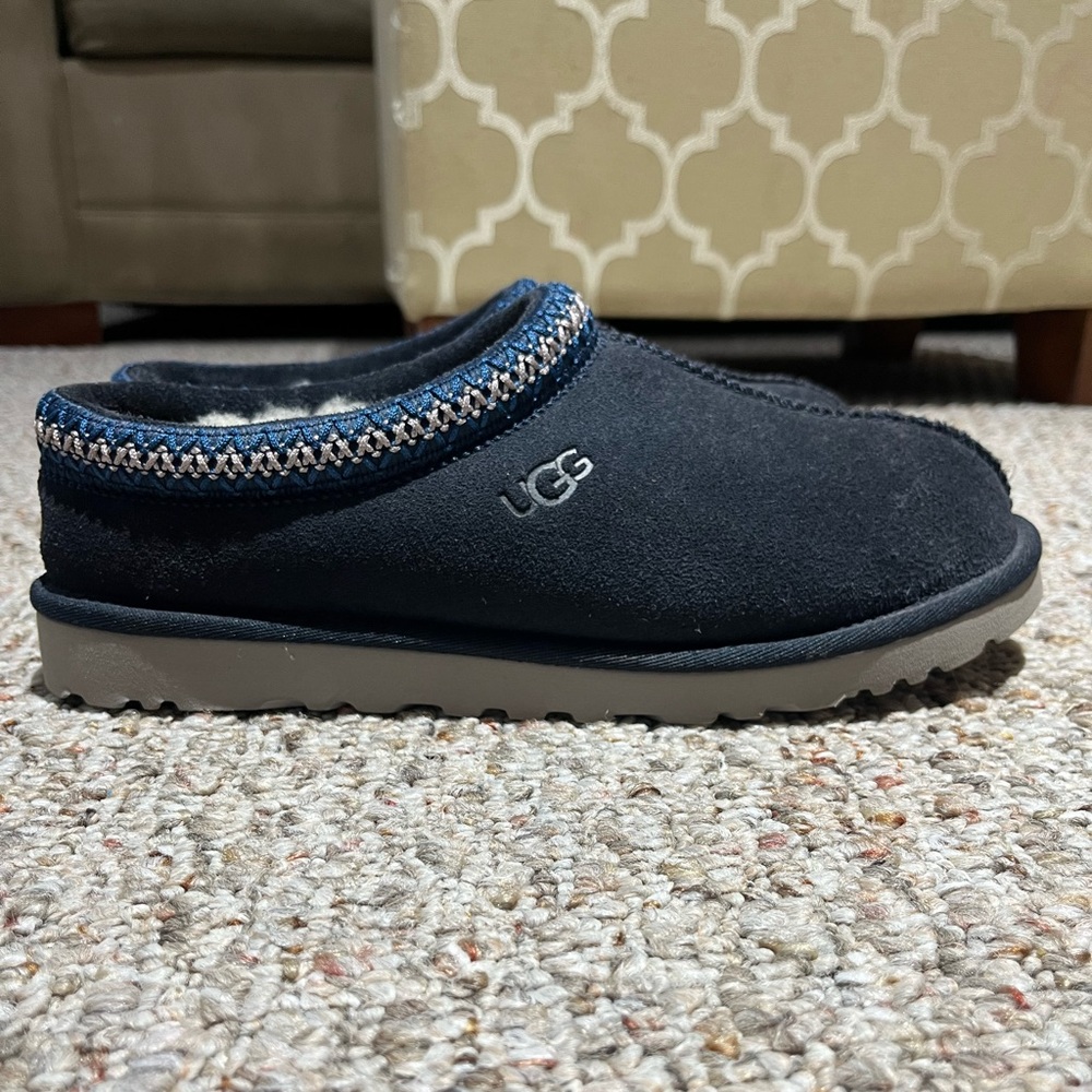 Ugg Men’s Tasman Slippers, Navy Blue size 7. Like New!!